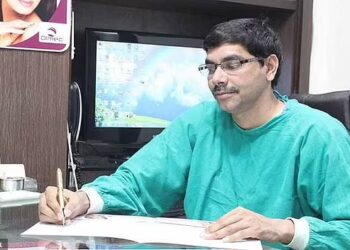 PAKAR bedah, Dr. Narendra Kaushik optimistik mampu menjayakan prosedur itu. - FACEBOOK