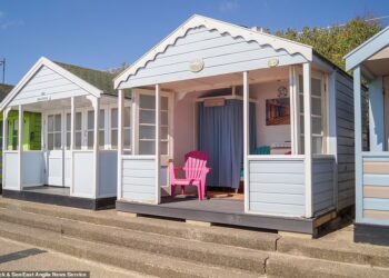 PONDOK tepi pantai, Here's Hoping hanya berukuran lebar 320.04 sentimeter. - FLICK & SON