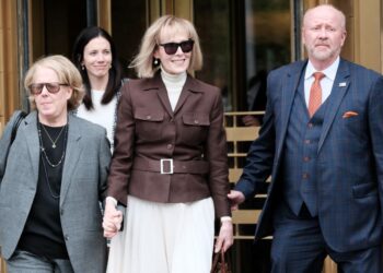 E. Jean Caroll meninggalkan Mahkamah Persekutuan Manhattan selepas juri mendapati Donald Trump bersalah melakukan pencabulan seksual dan memfitnahnya. - AFP