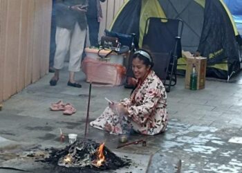 RARA Istiani Wulandari melakukan ritual menghentikan hujan di Marina Harbour kelmarin.-AGENSI