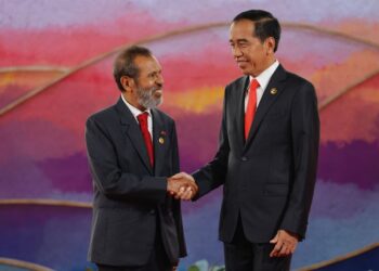 JOKOWI (kanan) berjabat tangan dengan Taur Matan Ruak semasa majlis perasmian Sidang Kemuncak ASEAN Ke-42 di di Labuan Bajo di Nusa Tenggara Timur semalam.-AFP