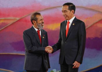JOKOWI berjabat tangan dengan Taur Matan Ruak semasa majlis perasmian Sidang Kemuncak ASEAN Ke-42 di di Labuan Bajo,  Nusa Tenggara Timur, semalam.– AFP