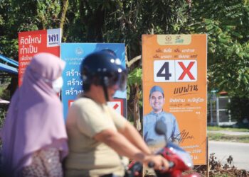 POSTER calon yang bertanding di kawasan selatan Thailand mewakili pelbagai parti di sekitar wilayah Narathiwat, Thailand.-UTUSAN/KAMARUL BISMI KAMARUZAMAN