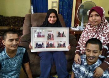NURUL AINA FITRAH Abd. Rani (kanan, belakang) bersama tiga adik-beradiknya yang dijaganya di Beserah di Kuantan, Pahang manakala dua abangnya berada di rumah kakaknya, Nur Azuraida di Klang, Selangor. - UTUSAN/DIANA SURYA ABD WAHAB