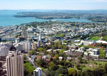 PEMANDANGAN bandar Auckland dari Sky Tower setinggi 328 meter. - AFP
