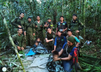 PASUKAN penyelamat membantu empat kanak-kanak yang dilaporkan hilang dalam hutan selama lebih sebulan di hutan Amazon. - AFP