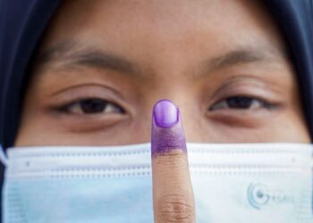 PENGUNDI kelabu yang kebanyakannya mengundi buat pertama kali dalam sistem pilihan raya adalah mentah dalam politik. – UTUSAN/FARIZ RUSADIO