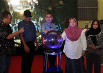 SALAHUDDIN Ayub (dua dari kanan) merasmikan gimik Pelancaran Program Inisiatif Pendigitalan Sektor Peruncitan (ReDI) dan Menu Rahmah di Pasar Besar Siti Khadijah,Kota Bharu, Kelantan, hari ini. UTUSAN/ROSMIZAN RESDI