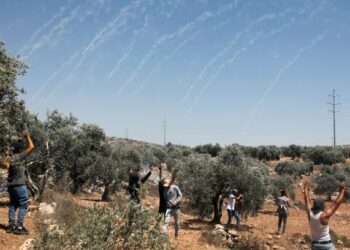 DRON menjatuhkan kanister gas pemedih mata terhadap penduduk Palestin ketika pertembungan dengan tentera Israel di bandar Beita,
berhampiran Nablus di Tebing Barat. – AFP