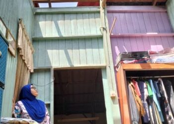 NORHASLIZA Ismail melihat rumah ibu mentuanya yang rosak dipukul ribut dalam kejadian di Kampung Alor Tar, Tumpat, Kelantan. - UTUSAN/ROHANA ISMAIL
