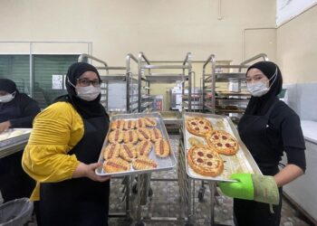 NOOR Fadzlina Zakeri   dan pekerjanya menunjukkan pelbagai jenis roti yang dihasilkan. – UTUSAN MALAYSIA/NUR NAZLINA NADZARI