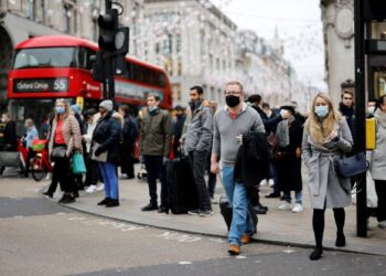 KENAIKAN tarif elektrik akan memberi kesan kepada hampir satu pertiga warga Britain. - AFP