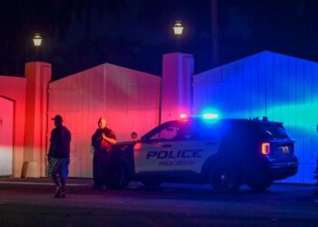 KERETA peronda polis dilihat diluar kediaman Donald Trump di Mar-A-Lago di Palm Beach, Florida. - AFP