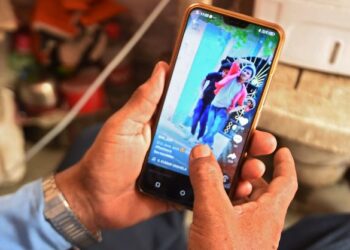 APLIKASI TikTok dikecam kerana mendedahkan remaja kepada beberapa trend berbahaya. - AFP