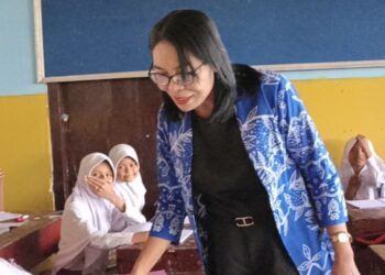 NI Ketut Mayoni sedang memantau pelajarnya di Sekolah Dasar Negeri Batunyala, Lombok Tengah. - KOMPAS   