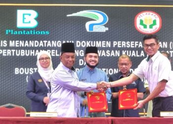 KHAIRUDIN Ibrahim (dua,  kanan) dan Ab. Razak Kasbollah (kiri) bertukar dokumen kerjasama disaksikan Nik Muhammad Zawawi (tengah) pada MAHA 2022 di Serdang, semalam. – utusan/abDUL RAZAK IDRIS