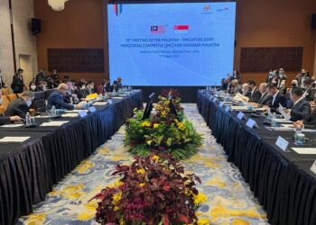 MUSTAPA Mohamed mempengerusikan bersama Mesyuarat ke-15 Jawatankuasa Menteri Besar Malaysia-Singapura di Iskandar Puteri, Johor.
