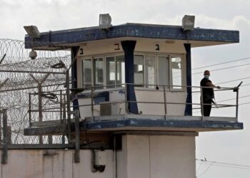 POLIS berkawal di menara kawalan 
di Penjara Gilboa, utara Israel. – AFP