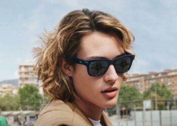 CERMIN mata ‘Ray-Ban Stories’ berupaya mengambil gambar dan video selepas pemakai memberikan arahan. – AFP