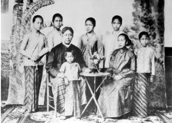 Kartini (berdiri di belakang, dua dari kanan) bersama bapanya, Raden Mas Asipati Ario  Sosriningrat dan keluarga. – AGENSI