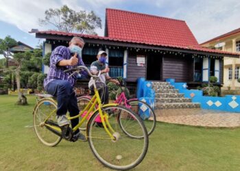ZAMRI Mohd. Esa (kiri) ketika mengadakan lawatan ke Homestay Warisan Bonda, Teluk Pelandok, Pasir Panjang, Port Dickson hari ini.-UTUSAN/MOHD. SHAHJEHAN MAAMIN.