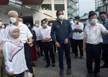 KHAIRY Jamaluddin (dua, kanan) bersama Ketua Menteri Chow Kon Yeow (kanan) ketika meninjau tapak operasi cadangan Hospital Medan di perkarangan parkir di Hospital Pulau Pinang (HPP), Georgetown, Pulau Pinang.