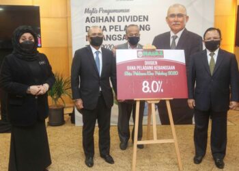 RONALD Kiandee (dua kiri) mengumumkan agihan dividen SPKP, DPK di Wisma Tani, Putrajaya. - UTUSAN/FAISOL MUSTAFA