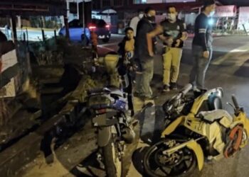 KEADAAN motosikal yang dipercayai digunakan oleh suspek (kanan) ketika cuba melarikan diri daripada pemeriksaan polis di Penaga, Kepala Batas, Pulau Pinang awal pagi semalam