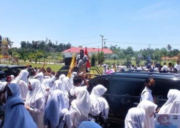 SEBAHAGIAN daripada pelajar dan guru yang menyertai tunjuk perasaan di Buru Selatan, Maluku, Indonesia. - AGENSI