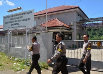 POLIS Indonesia mengawal pintu masuk ke kawasan penjara Nusakambangan di mana hukuman mati dijalankan. - AFP