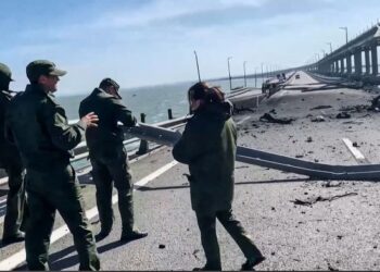 TANGKAP layar rakaman video menunjukkan anggota Jawatankuasa Penyiasatan Russia berada di jambatan Crimea Russia. - AFP