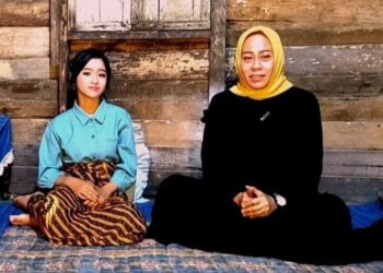 KAROL Inoviani (kanan) bersama Tiara Kartika yang didakwa dibela oleh puntianak. - AGENSI  