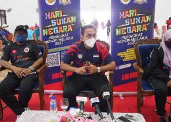 MOHD. RAFIQ Naizamohideen (tengah) menjawab soalan pemberita ketika sidang akhbar selepas perasmian Hari Sukan Negara peringkat negeri di Kompleks Japerun Serkam, Jasin, Melaka. - UTUSAN/DIYANATUL ATIQAH ZAKARYA
