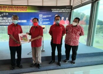 AHMAD Maslan (dua, kanan) menerima dokumen Akademi Kepimpinan UMNO Bahagian Jasin daripada Hassan Rahman di Kelab Golf Heritage, Jasin, Melaka. - UTUSAN/AMRAN MULUP