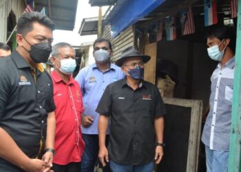 RONALD Kiandee (dua kanan) beramah mesra dengan nelayan yang menerima rumah di bawah Projek Khas Perumahan Nelayan (PKPN) di Beluran hari ini.