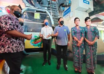 MUHAMMAD Sanusi Md. Nor (kiri) bergambar di hadapan gondola kereta kabel SkyCab selepas melakukan gimik perasmian LGS 2021 di Langkawi hari ini. - UTUSAN/NUR AMALINA AZMAN