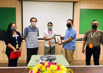 Willie Mongin (dua, kanan) menerima cenderamata selepas menghadiri taklimat bersama TM Sarawak di Kuching.