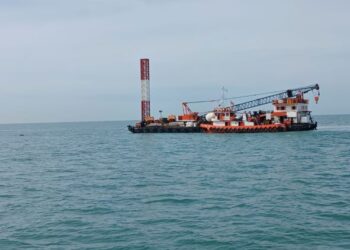 MARITIM Malaysia Pulau Pinang menahan sebuah bot tunda dan tongkang (barge) di perairan Pulau Kendi, Pulau Pinang semalam kerana disyaki melakukan kesalahan bersauh tanpa kebenaran serta menggajikan kru asing tanpa permit yang sah.