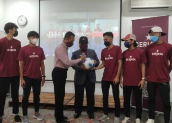 ZAMANI Ibrahim (tiga kiri) menurunkan tandatangan pada bola melancarkan penubuhan Berjasa FC sambil diperhatikan Ketua Pemuda, Fahmi Bazlan Muda serta merasmikan 20 cawangan Berjasa bagi Parlimen Shah Alam di Seksyen 7, Shah Alam, Selangor hari ini.
