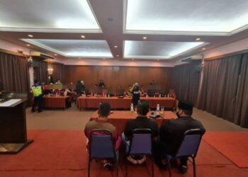 KESEMUA 52 ahli  kumpulan Ayahanda Apis Steady (AAS) termasuk enam wanita ditahan dalam serbuan di sebuah hotel di Kuala Terengganu, kelmarin.
