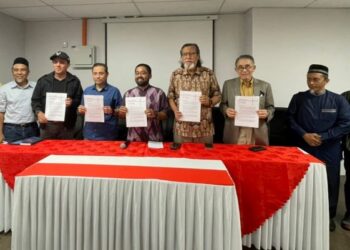 AMINUDDIN Yahaya (empat, dari kiri) dalam sidang media pelancaran Gabungan Bangsa di pejabat Parti Perikatan India Muslim Nasional (IMAN) di Wisma Melayu di sini hari ini. UTUSAN/MOHD. FADHLI MOHD. SULAIMAN