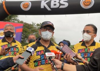 AHMAD FAIZAL Azumu ketika ditemui pemberita selepas merasmikan Hari Sukan Negara peringkat daerah Alor Gajah di A' Famosa Resort, Melaka. - UTUSAN/DIYANATUL ATIQAH ZAKARYA
