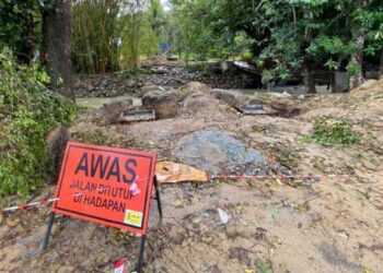 PENDUDUK berharap jambatan Sungai Kuali yang rosak akibat banjir pada Disember tahun lalu segera dibaikpulih di Kampung Janda Baik di Bentong, Pahang. - UTUSAN/NORHAFIZAN ZULKIFLI