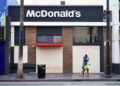 PERTUMBUHAN jualan global McDonald’s merosot untuk suku keempat berturut-tuurt kepada 1.9 peratus. - AFP
