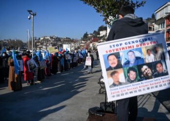 PENDUDUK Uighur di Istanbul mengadakan protes bagi membantah penahanan etnik minoriti Islam oleh
pihak berkuasa China. – AFP