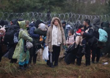 KUMPULAN aktivis kemanusiaan mengkritik layanan Poland dan Belarus terhadap pelarian yang berdepan suhu sejuk membeku serta kekurangan makanan dan perubatan.-AFP