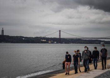 PEKERJA di Portugal berhak mematikan peranti dan mesej
berkaitan kerja di luar waktu pejabat. – AFP