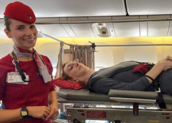 RUMEYSA Gelgi bergambar bersama pramugari ketika menaiki pesawat Turkish Airlines menggunakan katil khas baru-baru ini.-AGENSI