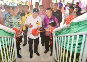 HAJIJI Noor merasmikan bangunan baharu Sekolah Menengah Advent, Tamparuli hari ini (depan-tengah) di Tuaran hari ini.
