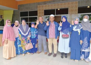NURHISAM Johari (empat dari kanan) bermesra bersama warga Felda Kertih 2 dan 3 di Dungun, Terengganu, semalam. - UTUSAN/NIK NUR IZZATUL HAZWANI NIK ADNAN